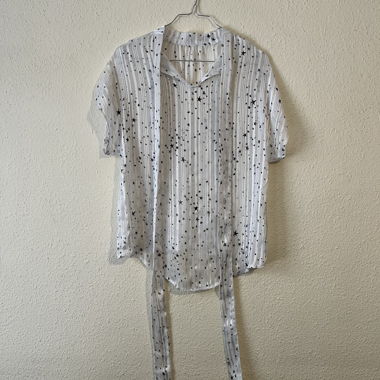 Blouse blanche à étoiles