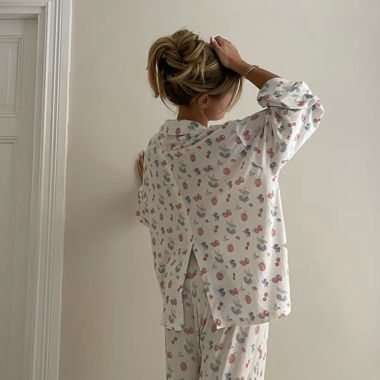 Sommer-Pyjama mit Beeren