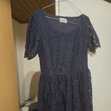 Nachtblaues Spitzenkleid