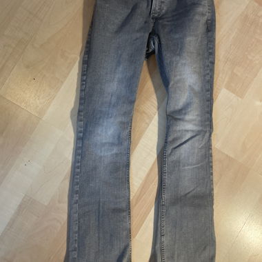 Graue Flared Jeans