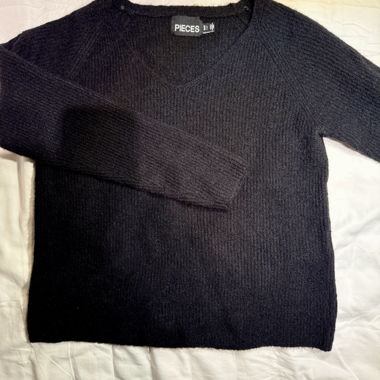 Schwarzer Pieces Pullover mit V-Ausschnitt