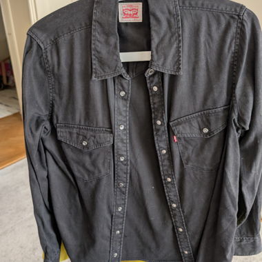 Schwarzes Levi’s Jeanshemd