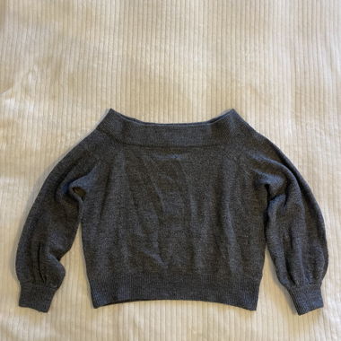 Grauer Pullover