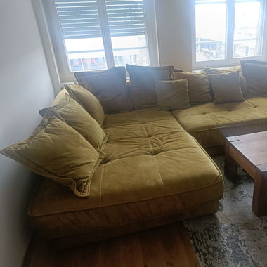Senfgelbes Sofa mit oder ohne Tisch