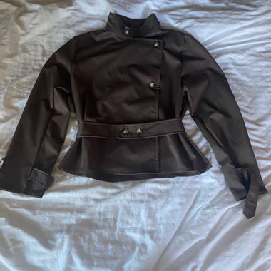 Brauner kurzer Trenchcoat 