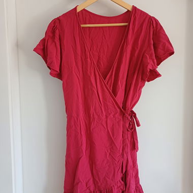 Rotes Wickelkleid