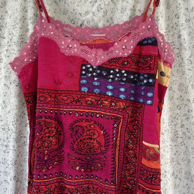 Top con spalline rosa