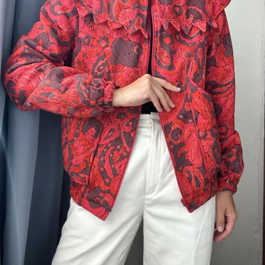 Veste zippée à motif rouge