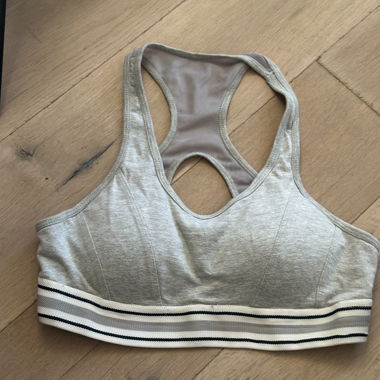 Soutien-gorge de sport gris à rayures