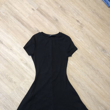 Knie langes schwarzes Kurven betontes  Kleid 