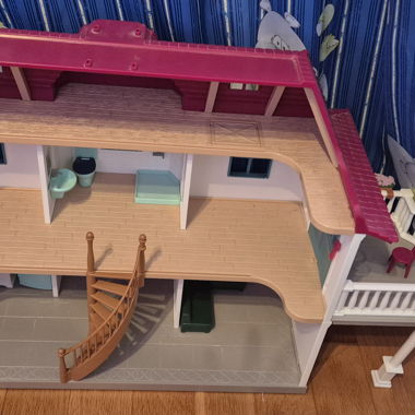 Maison de poupée Schleich avec chevaux et écurie