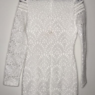Vestito corto in pizzo bianco con cut-out in vita