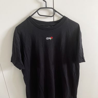 T-shirt noir avec squelette et rose 