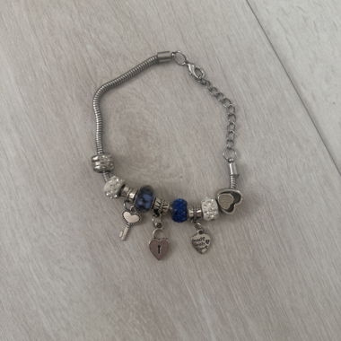 Charm-Armband mit Herzanhaengern