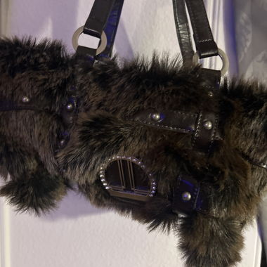 Piccola borsa marrone in pelliccia sintetica