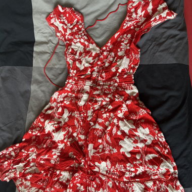 Rotes Blumen-Kleid mit Schleife