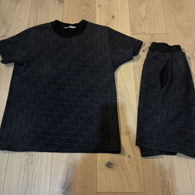 Completo t-shirt e pantaloncini neri