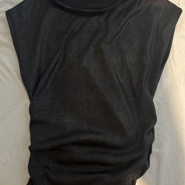 Top noir sans manches à paillettes 