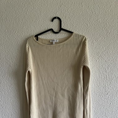 Langer Pullover mit Schlitz an den Seiten Gelb
