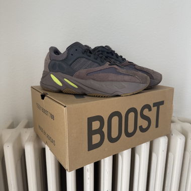 YEEZY 700