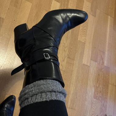 Bally- Bottines en cuir noir à talon