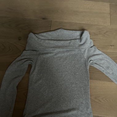 Grauer Pullover 