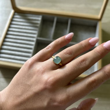 Bague dorée avec pierre bleue