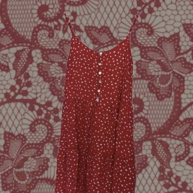 Rotes Sommerkleid im Blumenmuster