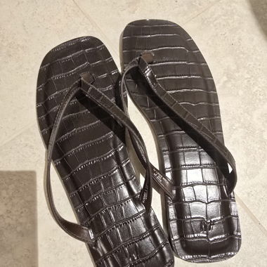 Flache Sandalen mit Kroko-Look