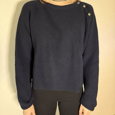 Maglione lavorato a maglia blu scuro con bottoni