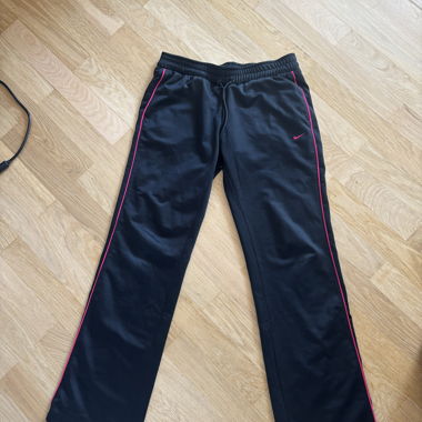 Pantalon de training Nike à taille basse noir/rose