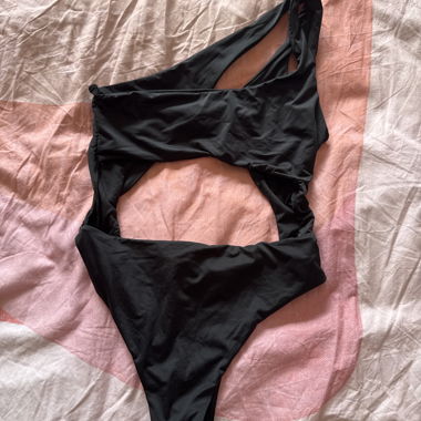 Maillot de bain noir avec découpe
