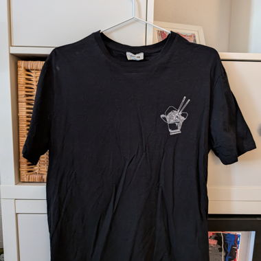 T-shirt nero ramen
