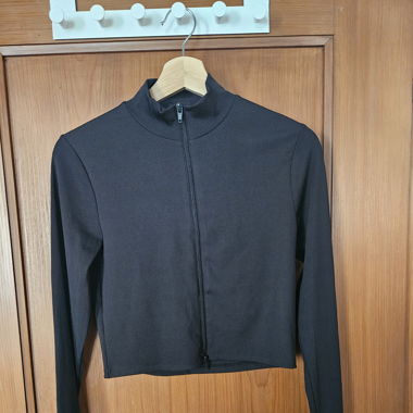 Schwarzer Sportpullover