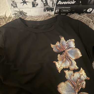 T-shirt nero con stampa floreale