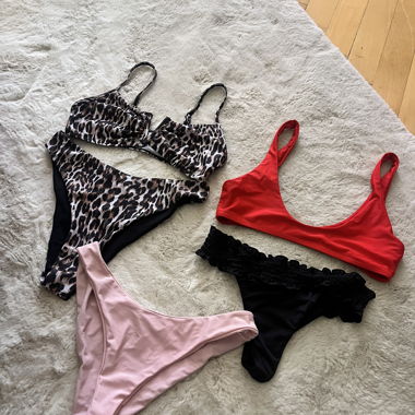 Set bikini da 4 pezzi e un pantalone