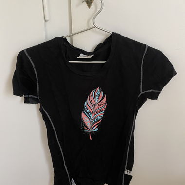 T-shirt noir pour femmes à imprimé plumes