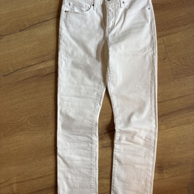Bright white Levi‘s jeans
