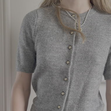 Maglione grigio elegante a maniche corte