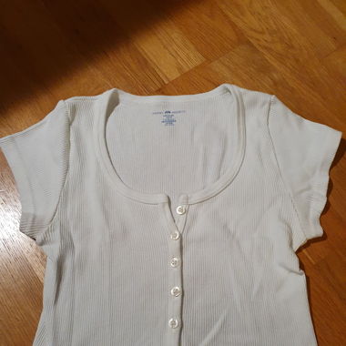 Weisses shirt mit Knöpfen