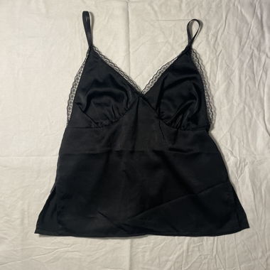 Top caraco en satin noir avec dentelle
