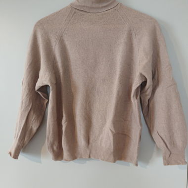Beiger Rollkragenpullover