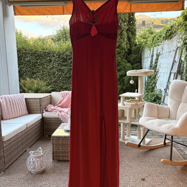 Robe longue en satin rouge