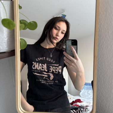 Schwarzes T-Shirt mit Aufdruck 