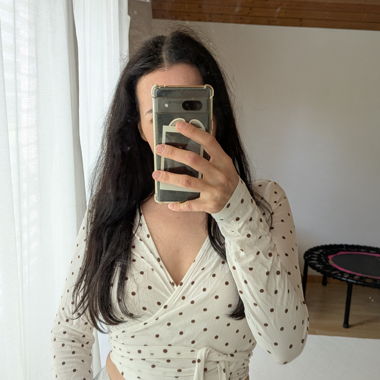 Haut portefeuille en viscose blanche avec pois bruns