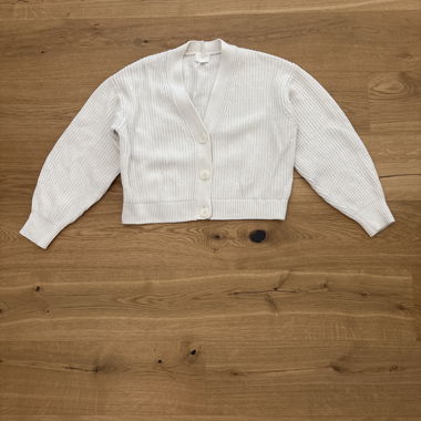 Weisse Strickjacke