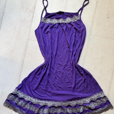 Mini abito lilla con bordi in pizzo