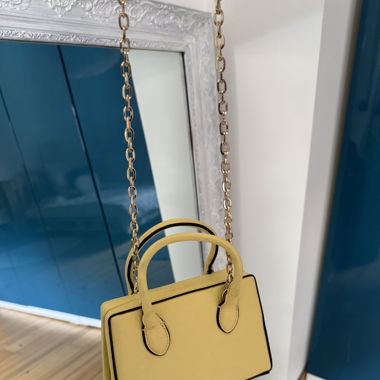 Gelbe Handtasche