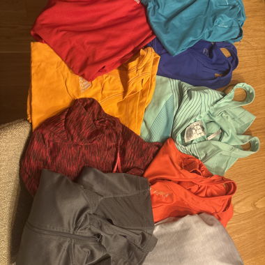 Lot de hauts de sport diverses marques