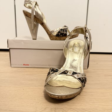 Sandalen mit Absatz